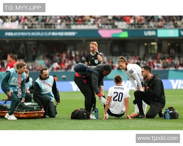 球星在足球场上不幸受伤瞬间被捕捉 赛场上痛苦倒地引发关注