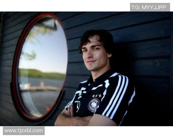 胡梅尔斯:德国足球巨星的职业生涯与场外生活揭秘