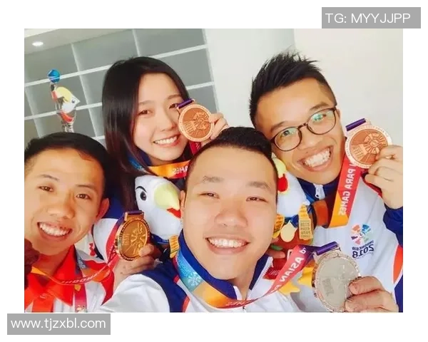 足球巨星齐聚一堂荣获殊荣 笑容背后彰显团结与辉煌